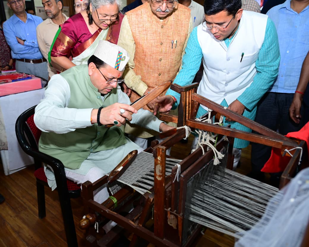 उत्तराखंड के शिल्पियों को सीएम धामी ने किया सम्मानित, बोले बुनाई और कला है प्रदेश की धरोहर