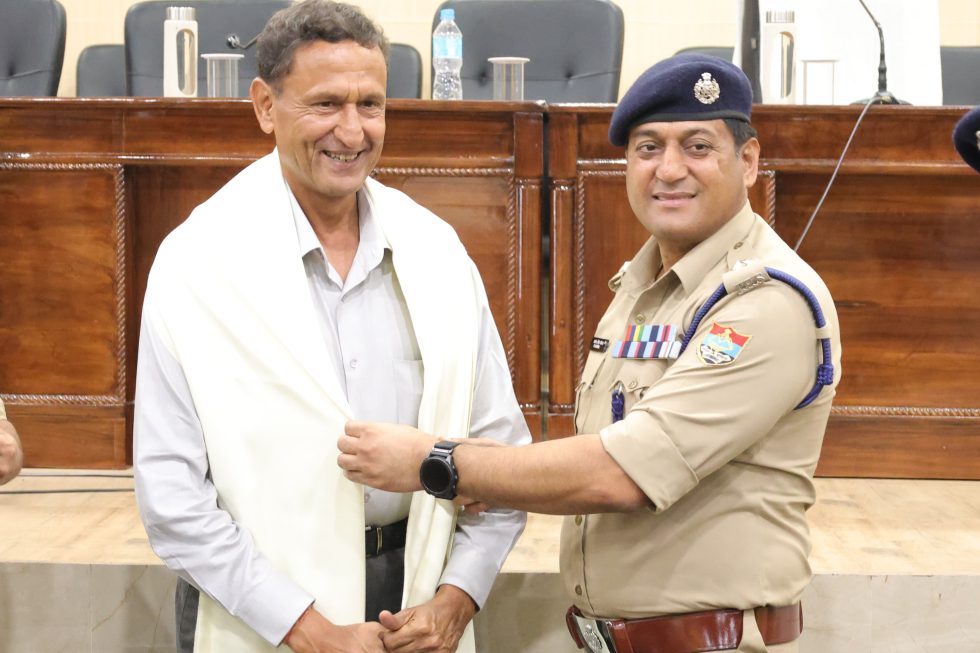 सेवानिवृत्त होने वाले पुलिस अधिकारियों व कर्मचारियों को दी भावभीनी विदाई