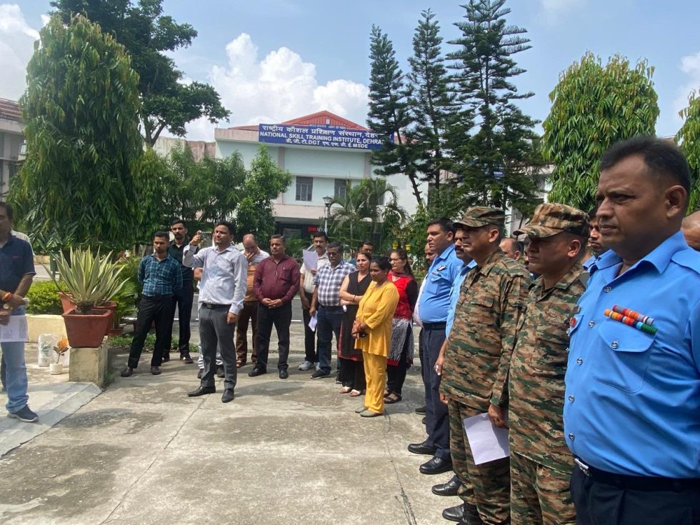 लोक पर्व हरेला पर पीआईबी व एनएसटीआई में पौधरोपण