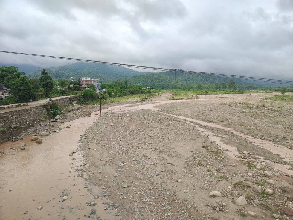 सुखरौ नदी की बाढ़ से निंम्बूचौड़ व खूनीबड़ की आबादी खतरे में