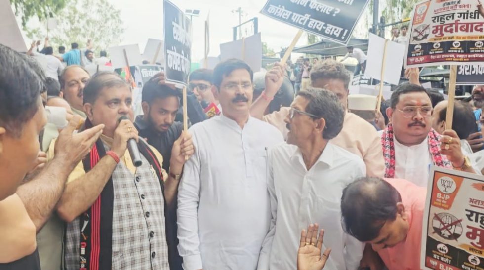 कांग्रेस कार्यालय के निकट भाजपा ने भरी हुंकार