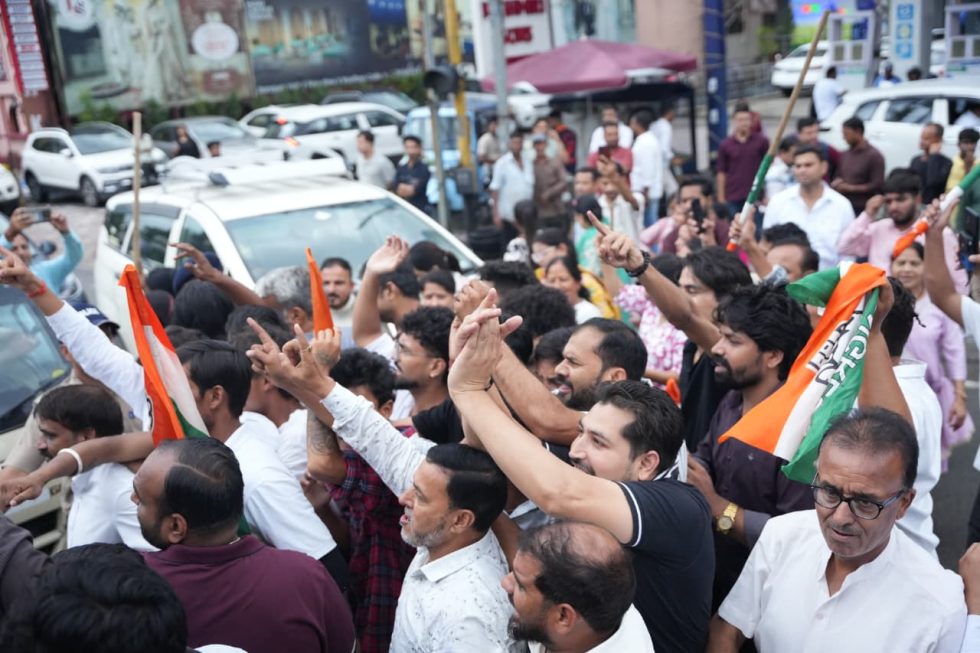 देहरादून में भाजपा-कांग्रेस ने सड़क पर उतर कर ललकारा