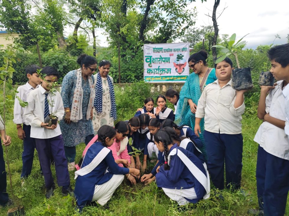 स्कूली बच्चों ने लगाए फलदार पौधे