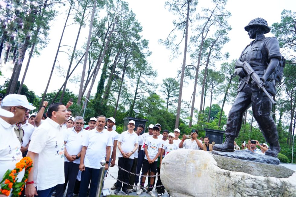 पुष्पचक्र अर्पित कर शहीदों को दी श्रद्धांजलि