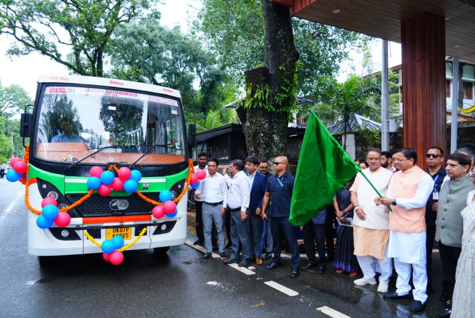 मुख्यमंत्री ने स्वच्छ ईंधन आधारित वाहनों को किया रवाना