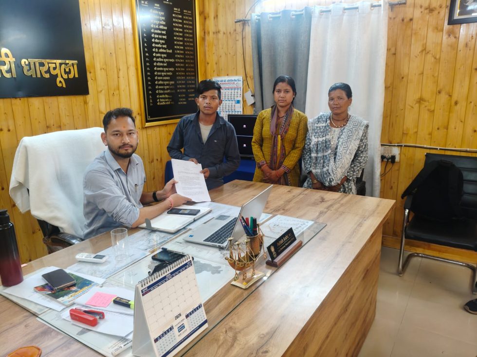 भूमि अधिकार की मांग को लेकर राजी समुदाय ने एसडीएम को सौंपा ज्ञापन