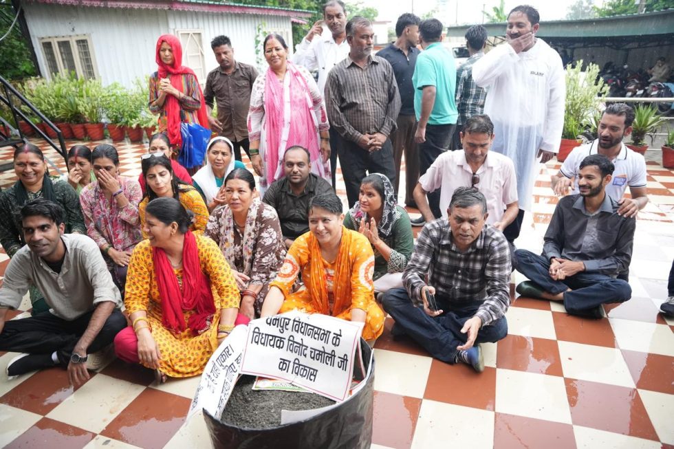 कांग्रेस ने भर्ती विवाद और बदहाल सड़कों को लेकर किया प्रदर्शन