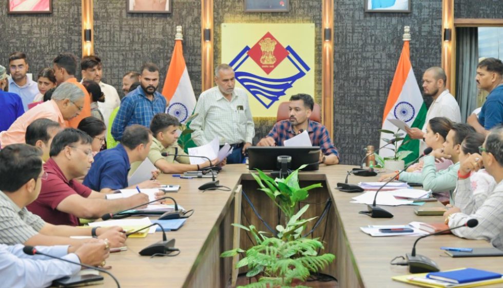 डीएम ने डेयरी प्रबंधक के वेतन पर लगाई रोक