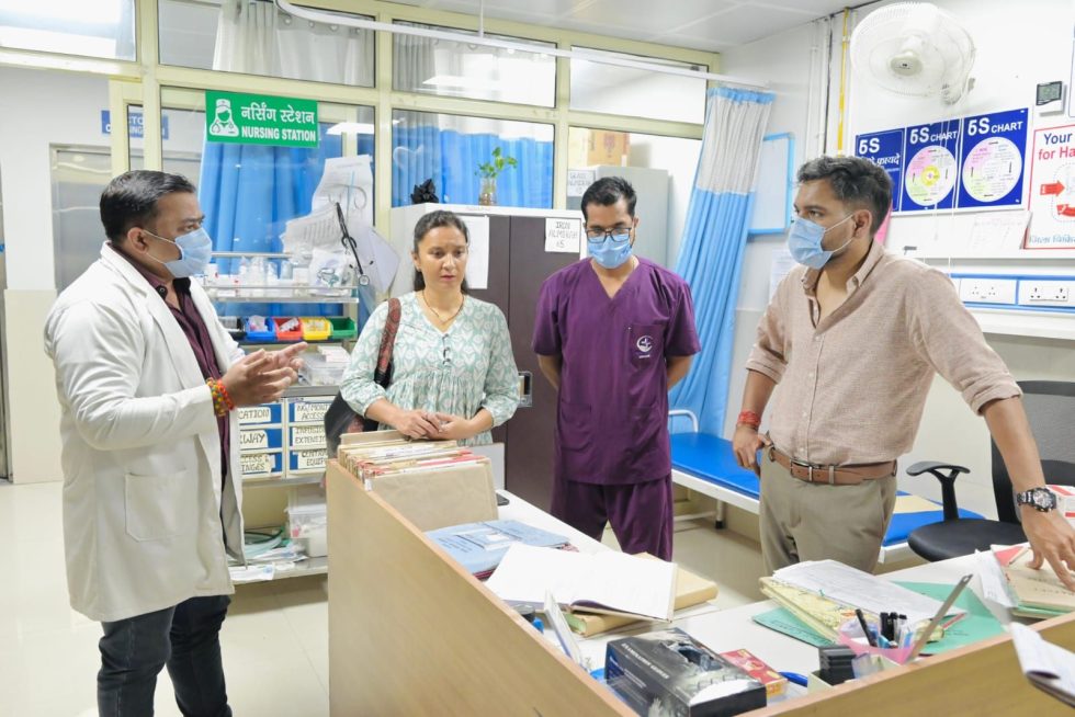 डीएम ने देखा,आईसीयू में एसी बंद.. रजिस्टर अधूरे, वार्डों में गंदगी