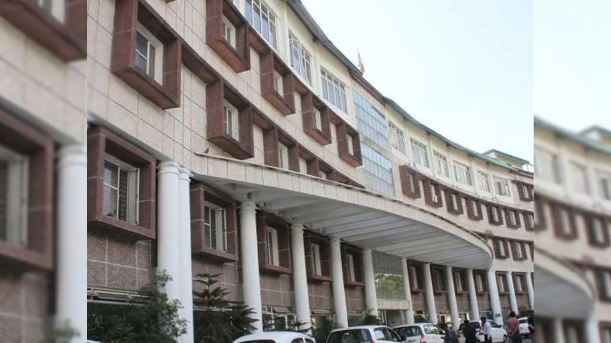 शिक्षकों की मांग पर उत्तराखंड में तबादला आदेश, हाईकोर्ट की रोक नहीं