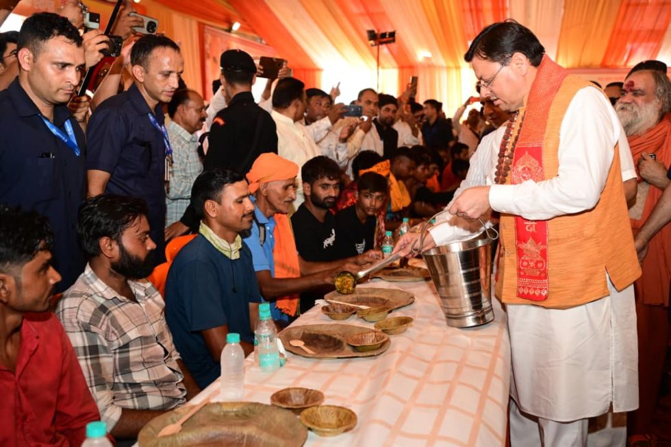 सीएम ने शिवभक्त कांवड़ियों के पैर धोकर किया अभिनन्दन