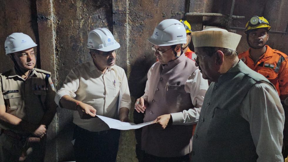 सीएम ने टनल के अंदर जाकर बचाव एवं राहत कार्यों का लिया जायजा