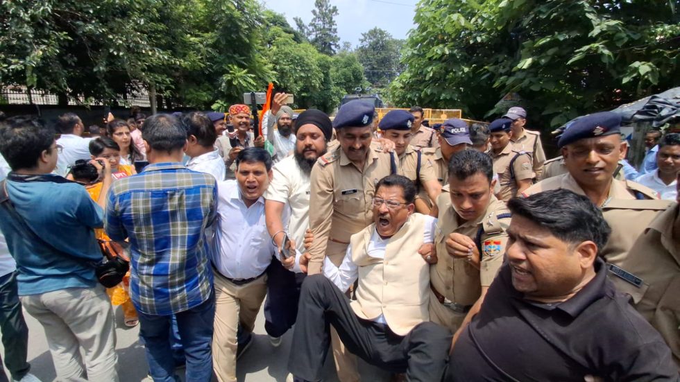 खड़गे के मंच के शुद्धिकरण के विरोध में कांग्रेस का उग्र प्रदर्शन