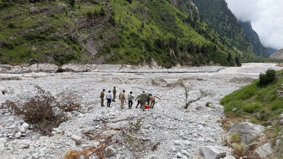 तमक नाले के विभिन्न क्षेत्रों में हवलदार पंकज की तलाश जारी