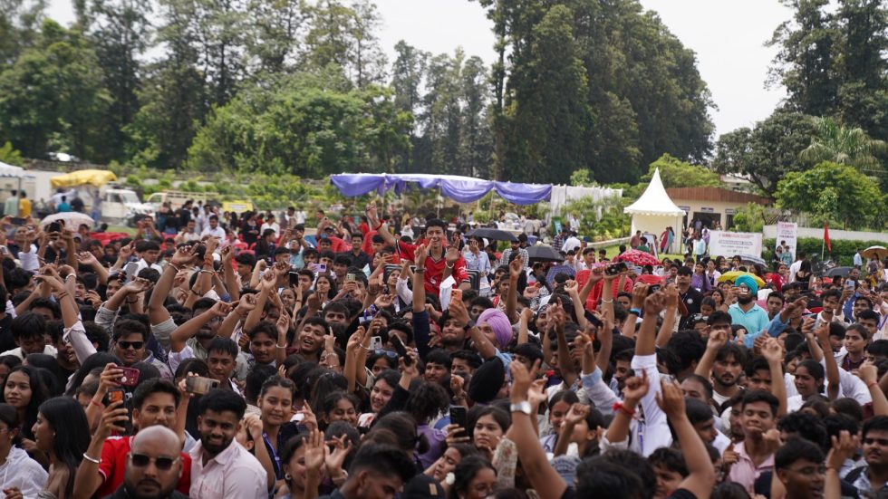 एसजीआरआरयू के नव प्रवेशी छात्र-छात्राओं का भव्य दीक्षारंभ