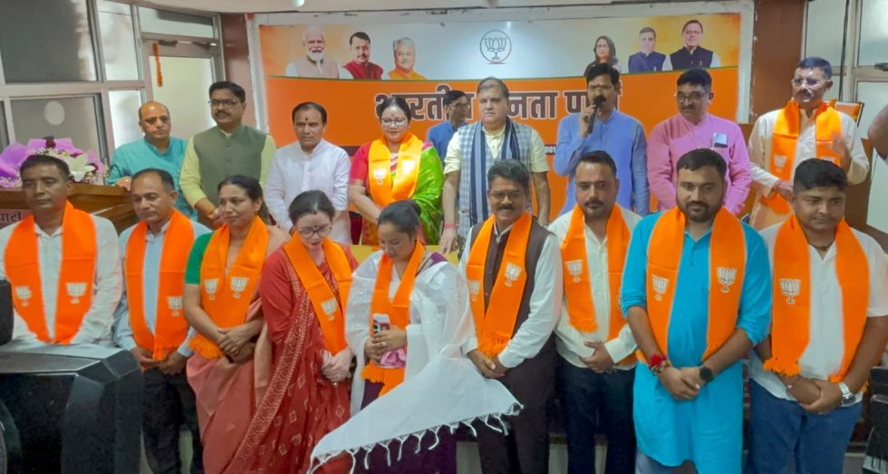 श्रीनगर नगर निगम की मेयर व पति की घर वापसी