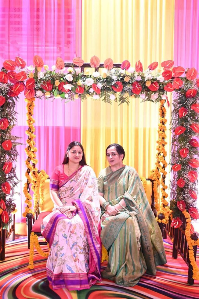 तीज के रंग में गूंजे लोकगीत और खनकी चूड़ियां