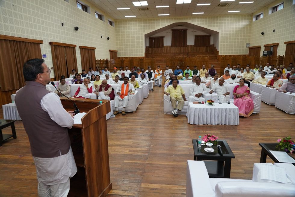 सरकार और जनता के बीच समन्वय करें दायित्वधारी-धामी