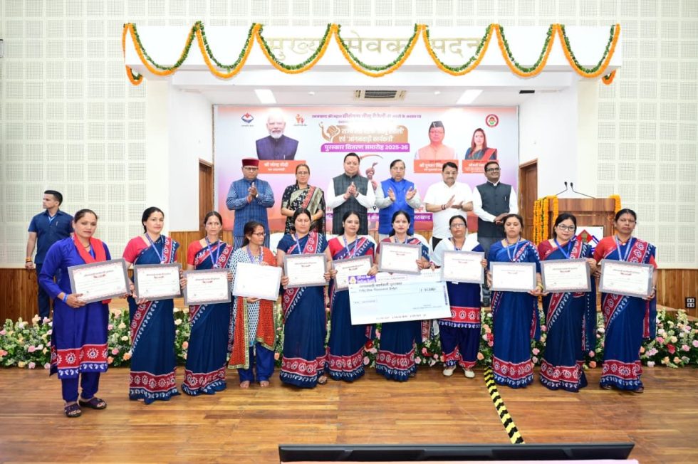 तीलू रौतेली एवं आंगनबाड़ी कार्यकत्री पुरस्कार से किया सम्मानित